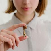 Ämnet psilocybin är samma som finns i så kallade magiska svampar. Men det som ges till patienter är klinskt framställt.