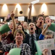 Människor protesterar på ett republikanskt möte i Utah tidigare i veckan.