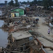 I bland annat Indonesien orsakade översvämningarna stor förödelse.