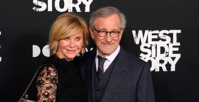Steven Spielberg tillsammans med sin fru Kate Capshaw på premiären av ”West Side story” Chris Pizzello / AP