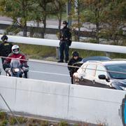 Dansk polis med automatvapen undersöker alla bilar på väg till Sverige i närheten av Kastrup på fredagskvällen.