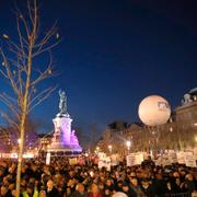 Demonstranter på Place de la République i centrala Paris på tisdagskvällen. 