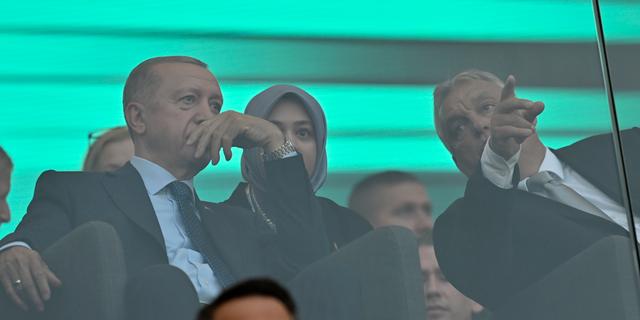 Ungerns premiärminister Viktor Orbán till höger, gestikulerar till Turkiets president Erdogan under friidrottstävlingen. Denes Erdos / AP