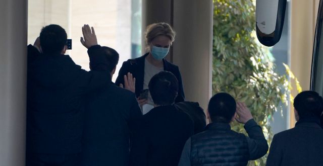 En medlem i WHO:s grupp lämnar hotellet i Wuhan på torsdagen. Ng Han Guan / TT NYHETSBYRÅN