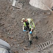 En ukrainsk räddningsarbetare i Kyiv efter Rysslands attacker.