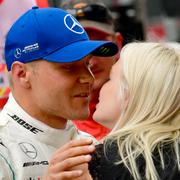 Bottas pussar sin fru efter kvalet.