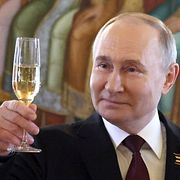 Putin höjer glaset under segerdagen 2024.