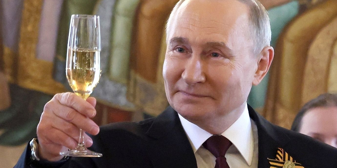 Putin höjer glaset under segerdagen 2024.