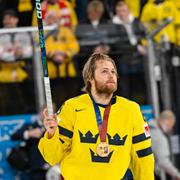 Nylander med sin bronsmedalj vid avslutningen av ishockey-VM i Stockholm i början av sommaren. 