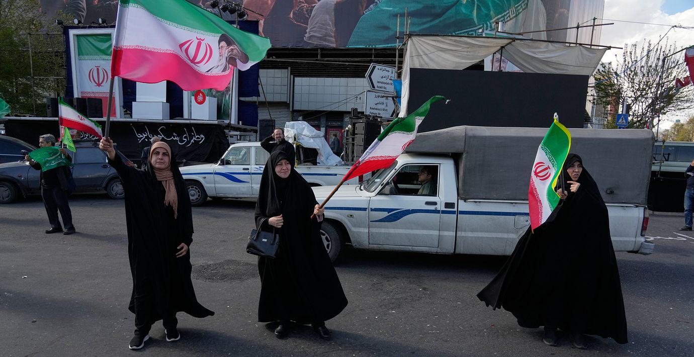 Regeringstrogna demonstranter i Teheran på måndagen.