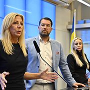 Sverigedemokraternas gruppledare Linda Lindberg, partiledare Jimmie Åkesson och Clara Aranda, partiets talesperson för socialförsäkringsfrågor.
