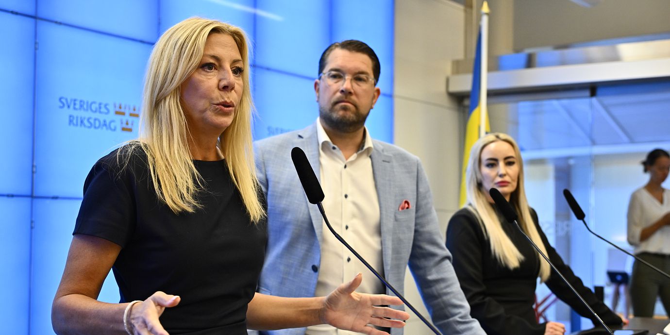 Sverigedemokraternas gruppledare Linda Lindberg, partiledare Jimmie Åkesson och Clara Aranda, partiets talesperson för socialförsäkringsfrågor.