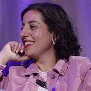 Kollage – en av exempelfrågorna och Liberalernas partiledare Simona Mohamsson (L) under en valdebatt på puben Englaporten i Sundsvall.