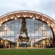 Eiffeltornet speglas i fasaden på Grand Palais Éphémère där mässan hålls.