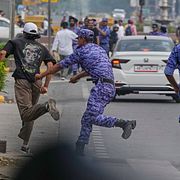 Demonstrant jagas av polis i Delhi.