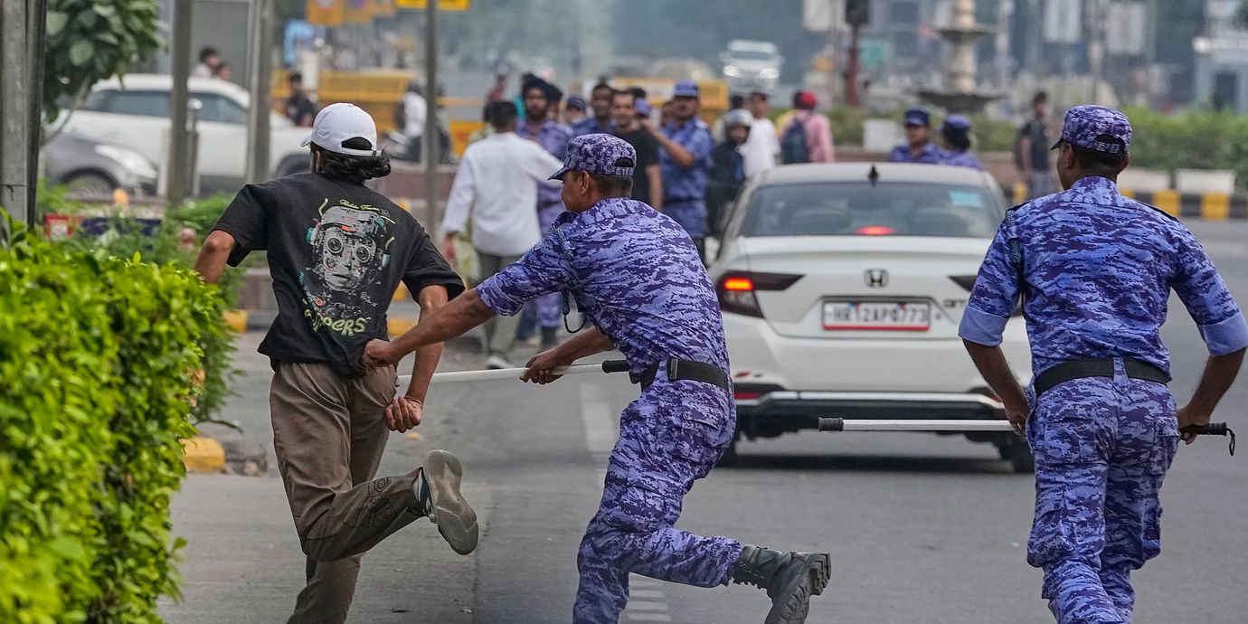 Demonstrant jagas av polis i Delhi.