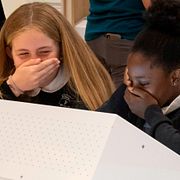 Två femteklassare som tittar på historiska arkivbilder i en ungdomsutställning på USA:s kongressbibliotek i Washington, illustrationsbild.