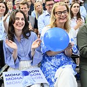 Vice partiordförande Lotta Edholm (till höger) under Almedalsveckan.