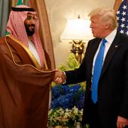 Arkivbild: Donald Trump skakar hand med Mohammed bin Salman vid ett möte i Riyad år  2017