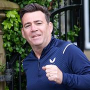 Andy Burnham på en joggingtur.