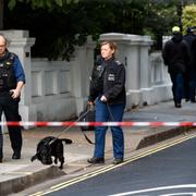 Polis i London efter explosionen ombord på ett tunnelbanetåg på fredagen.