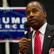 Ben Carson på ett kampanjmöte för Trump.