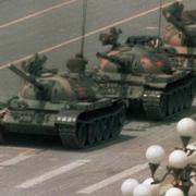 En kinesisk man blockerar vägen för en rad tankfordon på väg österut på Peking Cangan Blvd Den 5 juni 1989. 