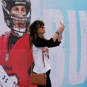 Kansas City Chiefs-supportern Tracey Brasab tar en selfie.