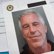 Bilder på sexförbrytaren Jeffrey Epstein i dokumenten. 