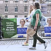 Valaffischer för Miljöpartiet, Moderaterna och Vänsterpartiet framför riksdagshuset i Stockholm inför riksdagsvalet 2026.
Illustrationsbild.