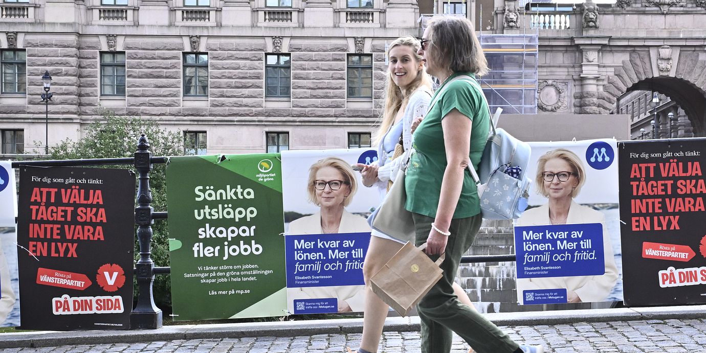 Valaffischer för Miljöpartiet, Moderaterna och Vänsterpartiet framför riksdagshuset i Stockholm inför riksdagsvalet 2026.
Illustrationsbild.