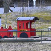 Polis på plats efter en skjutning på en förskolegård i Skärholmen. 