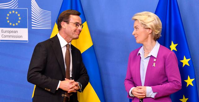 Kristerssons tillsammans med EU-kommissionens ordförande Ursula von der Leyen.  Geert Vanden Wijngaert / AP