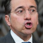 Spaniens utrikesminister José  Manuel Albares Bueno pratar med medier efter att ha anlänt till Europeiska rådets byggnad i Bryssel på måndagsmorgonen. 
