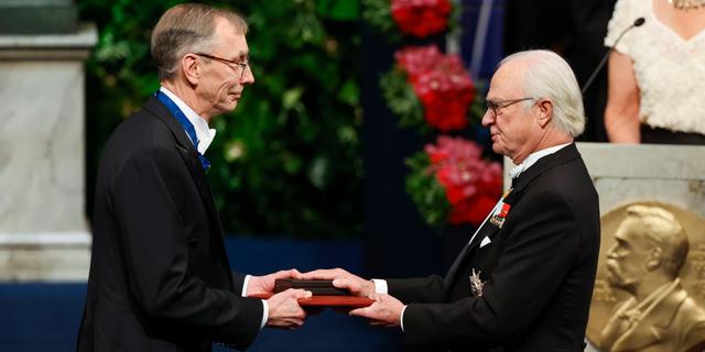 Svenske Genetikern Har Fått Sitt Nobelpris Av Kungen