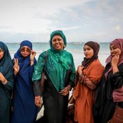 Fawzia Yusuf H Adam (mitten) med supportrar på en strand i Mogadishu.