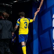 Victor Nilsson Lindelöf på väg ut från arenan efter nattens förlust. 