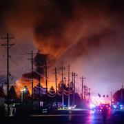 Fraktplanet kraschade in i en byggnad och exploderade, vilket skapade ett enormt eldklot.