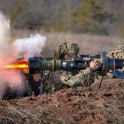 Arkivbild på Ukrainsk soldat som avfyrar ett vapen.