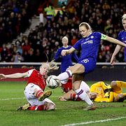 Chelseas Magdalena Eriksson rensar en boll framför målet i ligacupfinalen mot Arsenal i februari