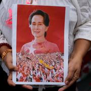 Ett porträtt av Aung San Suu Kyi under en demonstration mot juntan i Myanmar. 