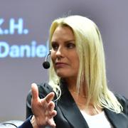 Stina Bergfors, till höger om prins Daniel. 