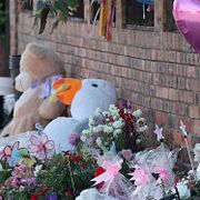 Minnesplatsen i Southport, där tre små flickor dödades och flera skadades sommaren 2024.