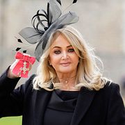 Bonnie Tyler med hedersutmärkelsen för sina insatser för musiken.