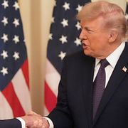 Donald Trump skakar hand med Kevin Warsh i maj 2026.
