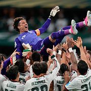 Mexikos Guillermo Ochoa hyllas av sina lagkamrater efter att ha blivit inbytt i nattens möte mot Tjeckien.