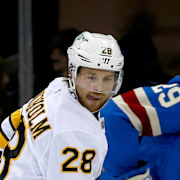 Elias Lindholm, vänster, och New York Rangers Matthew Robertson, höger.