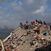 Räddningsarbetare vid en kollapsad byggnad i Venezuela under måndagen.