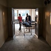 Medarbetare på Röda korset tar emot offer från bombningen på ett sjukhus i Maidiguri.