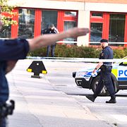 Poliser och polisavspärrningar på platsen.